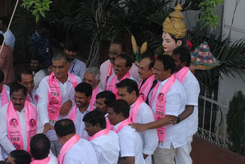 తెలంగాణ భవన్ వద్ద హర్షాతిరేకాలు (ఫొటోలు)