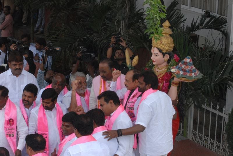 తెలంగాణ భవన్ వద్ద హర్షాతిరేకాలు (ఫొటోలు)