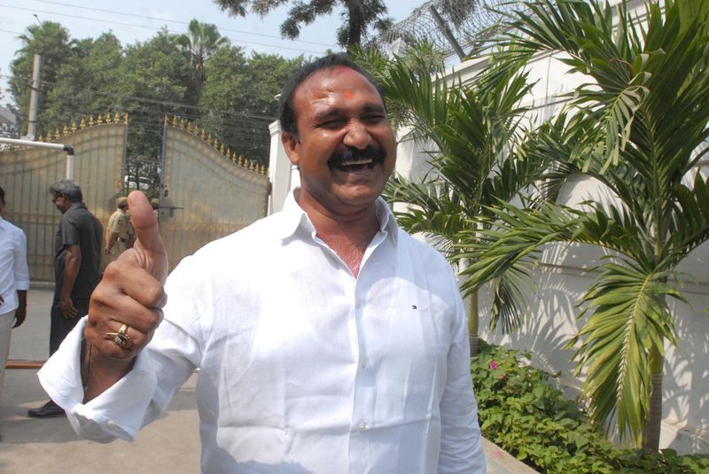తెలంగాణ భవన్ వద్ద హర్షాతిరేకాలు (ఫొటోలు)