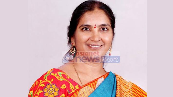 Padma devender Reddy rejected permission into Pragathi Bhavan Padma devender Reddy rejected permission into Pragathi Bhavan