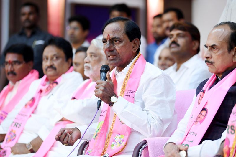 టీఆర్ఎస్ఎల్పీ భేటీలో కేసీఆర్ హావభావాలు