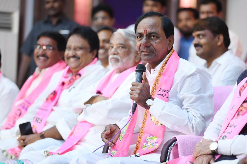 టీఆర్ఎస్ఎల్పీ భేటీలో కేసీఆర్ హావభావాలు