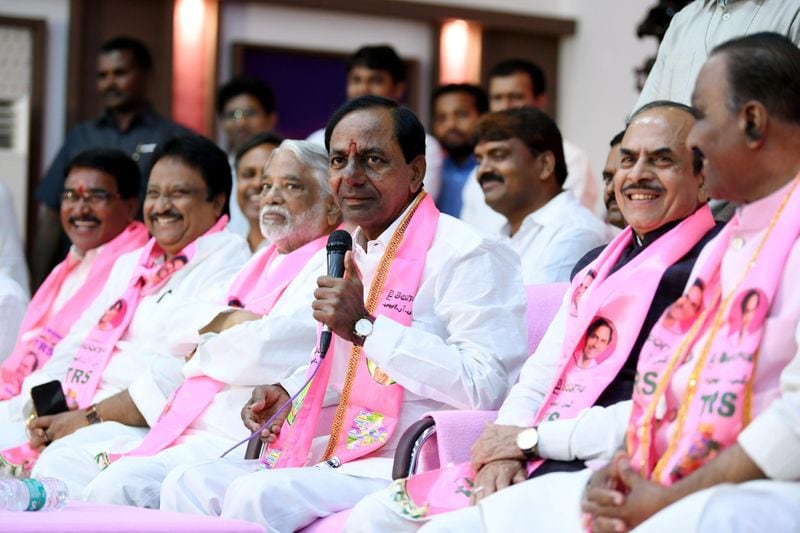 టీఆర్ఎస్ఎల్పీ భేటీలో కేసీఆర్ హావభావాలు