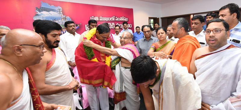 టీఆర్ఎస్ఎల్పీ భేటీలో కేసీఆర్ హావభావాలు