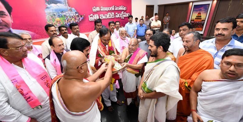 టీఆర్ఎస్ఎల్పీ భేటీలో కేసీఆర్ హావభావాలు