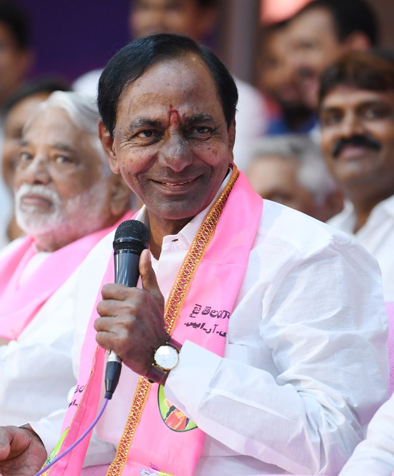 టీఆర్ఎస్ఎల్పీ భేటీలో కేసీఆర్ హావభావాలు