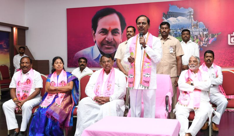 టీఆర్ఎస్ఎల్పీ భేటీలో కేసీఆర్ హావభావాలు