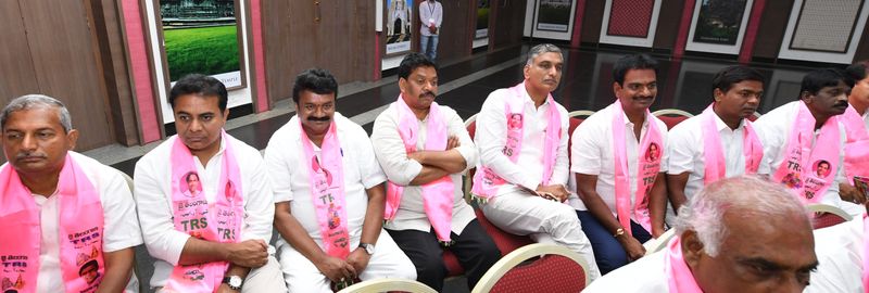 టీఆర్ఎస్ఎల్పీ భేటీలో కేసీఆర్ హావభావాలు
