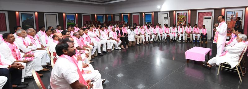 టీఆర్ఎస్ఎల్పీ భేటీలో కేసీఆర్ హావభావాలు