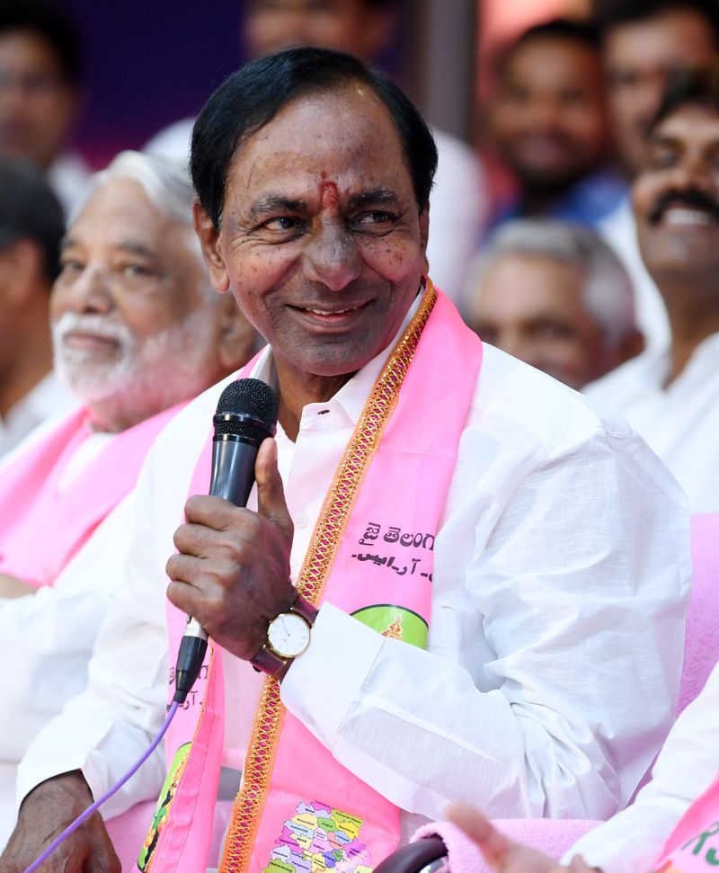 టీఆర్ఎస్ఎల్పీ భేటీలో కేసీఆర్ హావభావాలు
