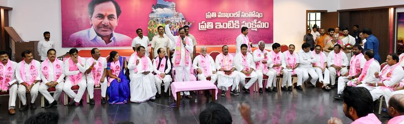 టీఆర్ఎస్ఎల్పీ భేటీలో కేసీఆర్ హావభావాలు