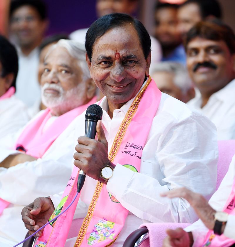 టీఆర్ఎస్ఎల్పీ భేటీలో కేసీఆర్ హావభావాలు