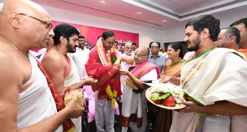 టీఆర్ఎస్ఎల్పీ భేటీలో కేసీఆర్ హావభావాలు