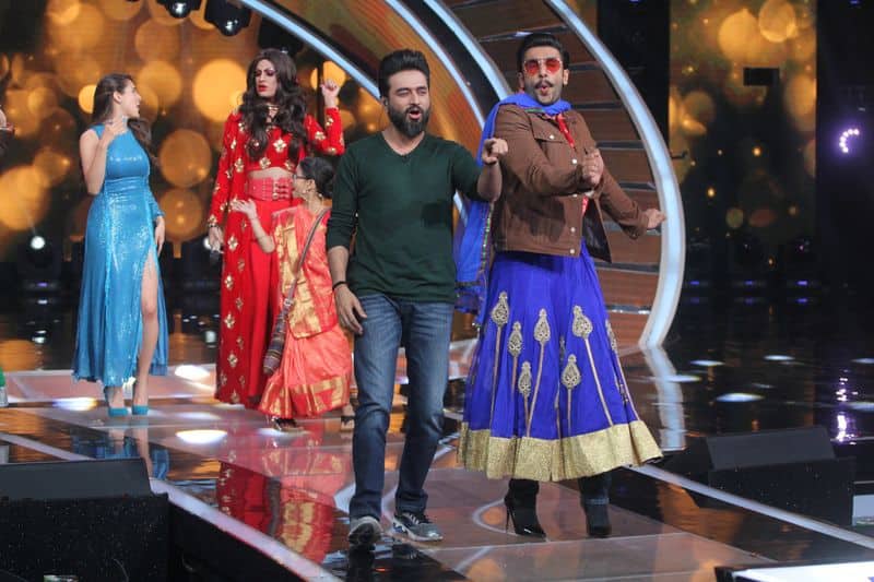 Ranveer Singh and Sara Ali Khan danced to Aankh Marey from their upcoming film, Simmba, at the film’s promotions on TV music show Sa Re Ga Ma Pa 2018.
