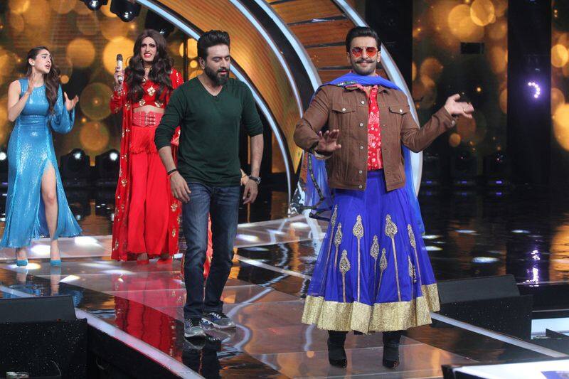 Pictures from the show are now online. Dressed in a glittery blue ankle-length dress and a pair of high heels while Ranveer keeps it casual with a pair of torn jeans, red shirt and jacket.