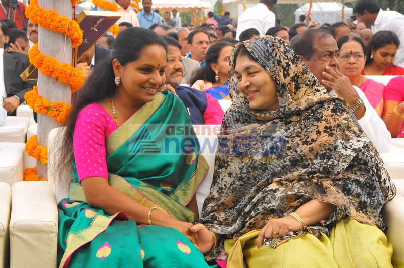 గవర్నర్ దంపతులతో కేసీఆర్ ఫ్యామిలీ