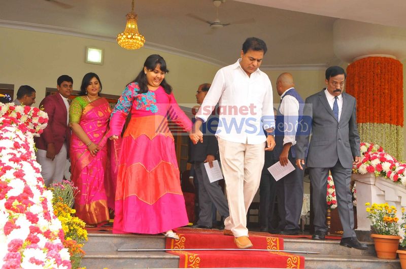 గవర్నర్ దంపతులతో కేసీఆర్ ఫ్యామిలీ