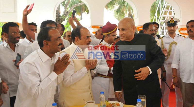 గవర్నర్ దంపతులతో కేసీఆర్ ఫ్యామిలీ