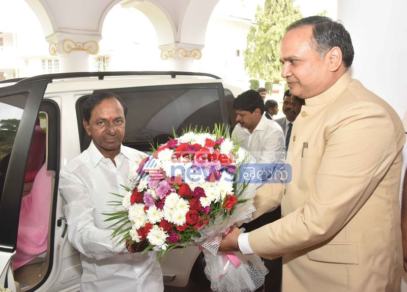 గవర్నర్ దంపతులతో కేసీఆర్ ఫ్యామిలీ