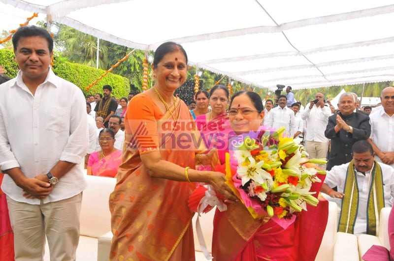 గవర్నర్ దంపతులతో కేసీఆర్ ఫ్యామిలీ