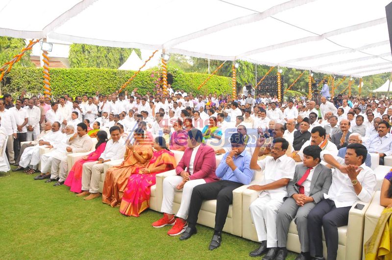 గవర్నర్ దంపతులతో కేసీఆర్ ఫ్యామిలీ