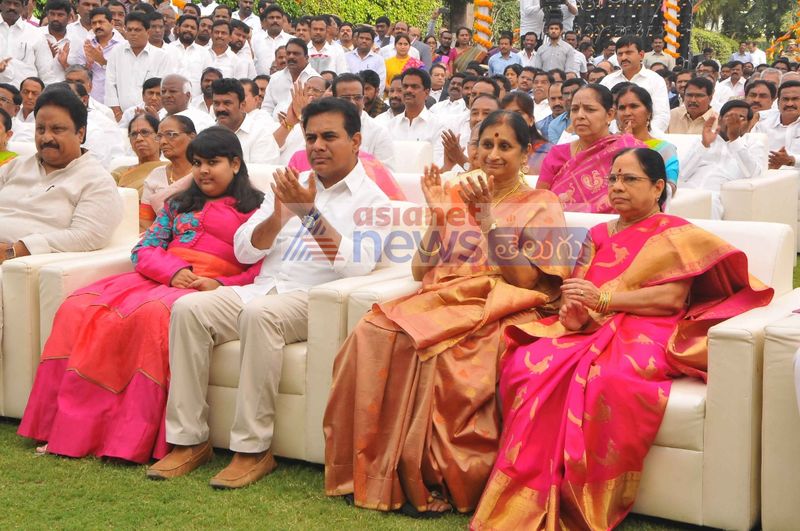 గవర్నర్ దంపతులతో కేసీఆర్ ఫ్యామిలీ