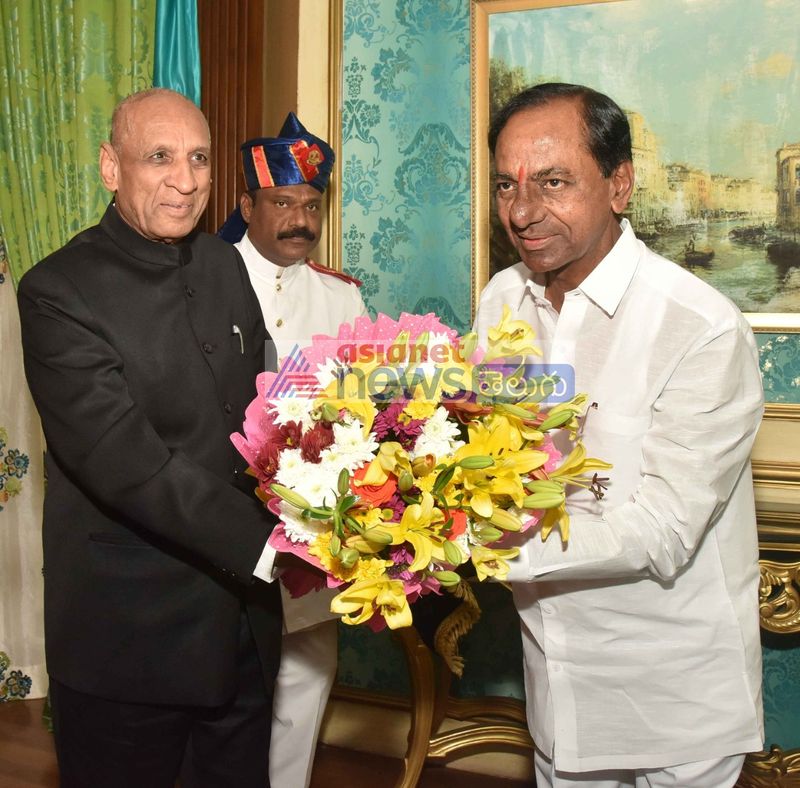 గవర్నర్ దంపతులతో కేసీఆర్ ఫ్యామిలీ