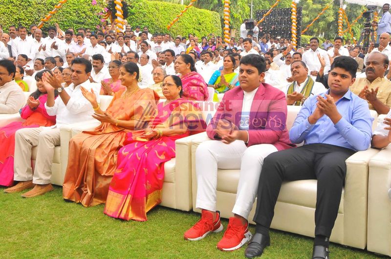గవర్నర్ దంపతులతో కేసీఆర్ ఫ్యామిలీ