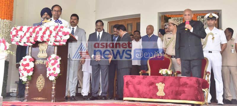 గవర్నర్ దంపతులతో కేసీఆర్ ఫ్యామిలీ