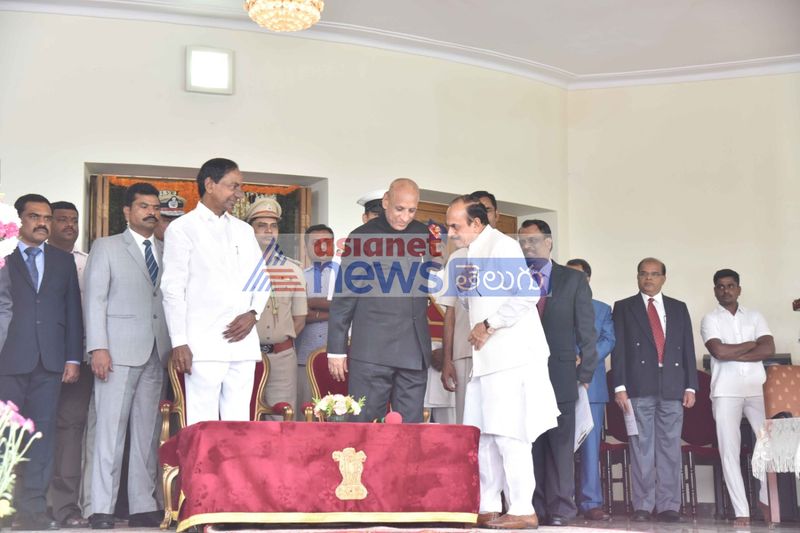 గవర్నర్ దంపతులతో కేసీఆర్ ఫ్యామిలీ