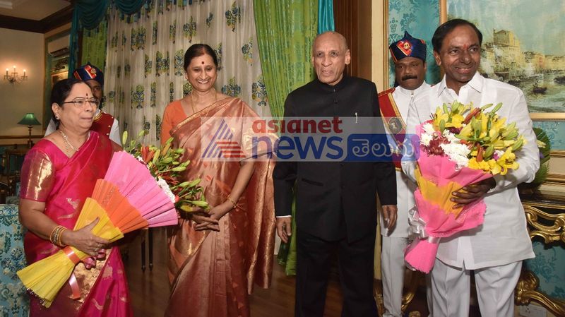 గవర్నర్ దంపతులతో కేసీఆర్ ఫ్యామిలీ