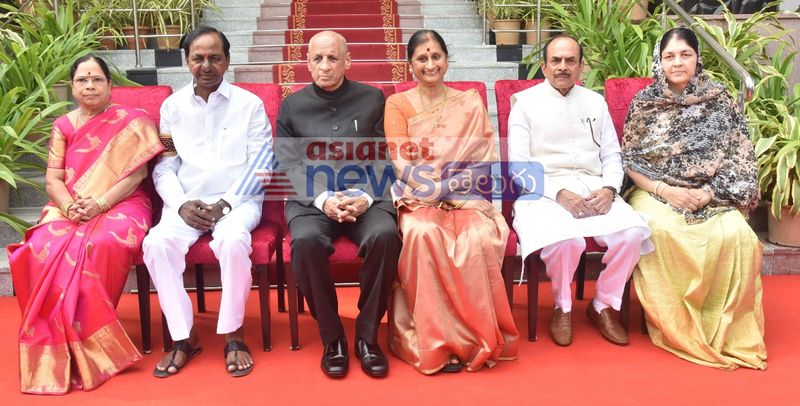 గవర్నర్ దంపతులతో కేసీఆర్ ఫ్యామిలీ