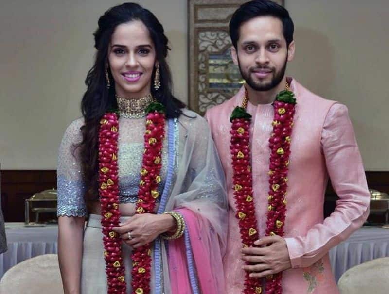 दोनों ने 16 दिसम्बर को कोर्ट में शादी की, शादी करते ही साइना ने सोशल मीडिया पर अपनी और पारूपल्ली के साथ फोटो शेयर की और लिखा, बेस्ट मैच ऑफ़ माई लाइफ़...और #just married.
