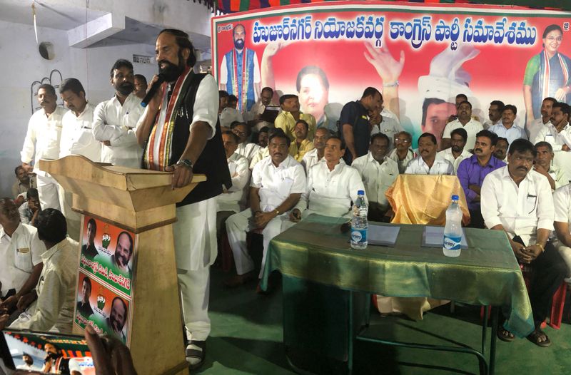 అందుకే సరిగ్గా సీనియర్లంతా హుజుర్నగర్పై ఫోకస్ పెట్టిన టైం చూసుకుని రేవంత్ ఢిల్లీ ఫ్లైట్ ఎక్కారని కాంగ్రెస్లో ప్రచారం జరుగుతోంది. తనకు బాధ్యతలు అప్పగిస్తే పార్టీని ఏ రకంగా సమర్థంగా నడపగలను అనే అంశాన్ని వివరించడంతో పాటు తనపై జరుగుతున్న కుట్రలను రేవంత్ హైకమాండ్ దృష్టికి తీసుకొచ్చే అవకాశాలున్నాయంటున్నారు పరిశీలకులు.