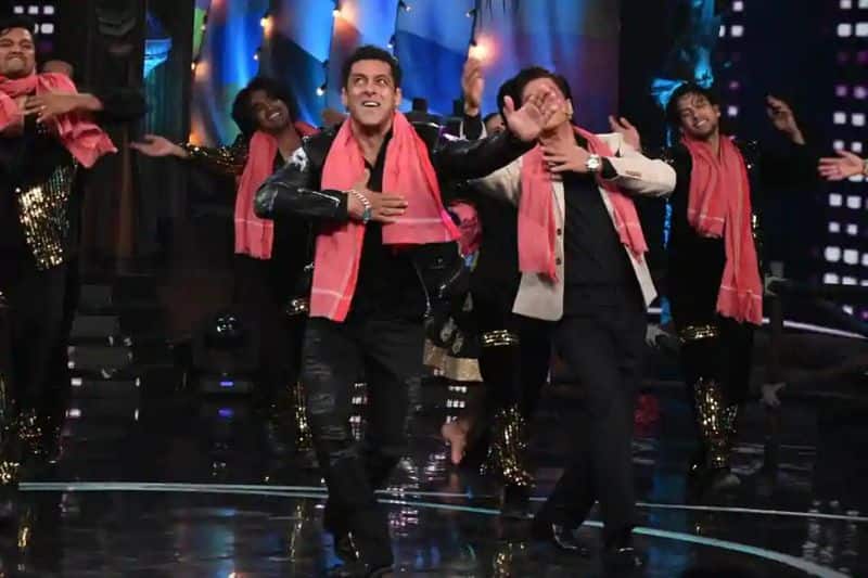 The two danced together on the song Issaqbaazi, shared a couple of hugs and entertained the audience.