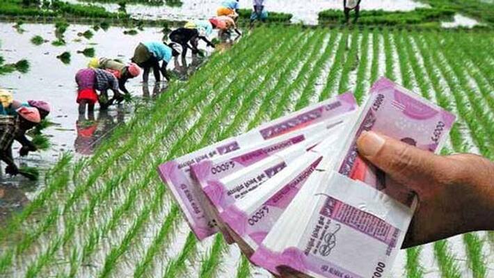 Madhya Pradesh Chief Minister Kamal Nath signs on the files for farm loan waiver Madhya Pradesh Chief Minister Kamal Nath signs on the files for farm loan waiver