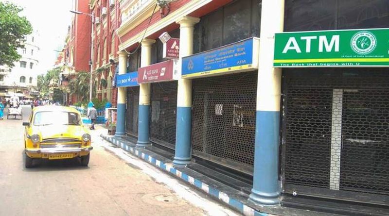<p>এই বিষয়ে অশোক কুমার মুখার্জী এসবিআই স্টাফ অ্যাসোসিয়েশনের (বেঙ্গল সার্কেল) প্রাক্তন ডেপুটি চিফ সেক্রেটারি জানিয়েছেন, এই বেসকরকারিকরণের ফলে ব্যাঙ্কের কর্মীদের যত না ক্ষতি হওয়ার সম্ভাবনা রয়েছে, তার থেকেও আরও বেশি ক্ষতির মুখে পড়বেন ব্যাঙ্কের গ্রাহকেরা। </p>