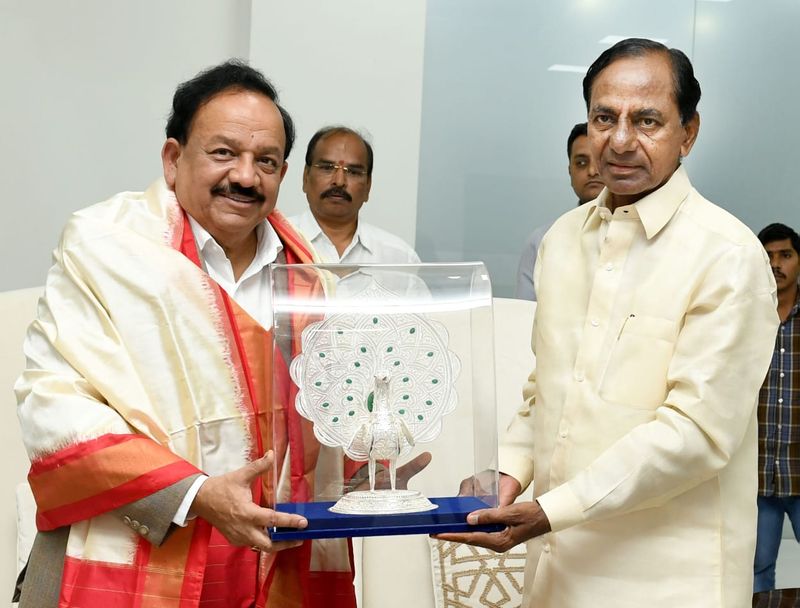 కేంద్రమంత్రి హర్ష్వర్థన్తో సీఎం కేసీఆర్ భేటీ (ఫోటోలు)