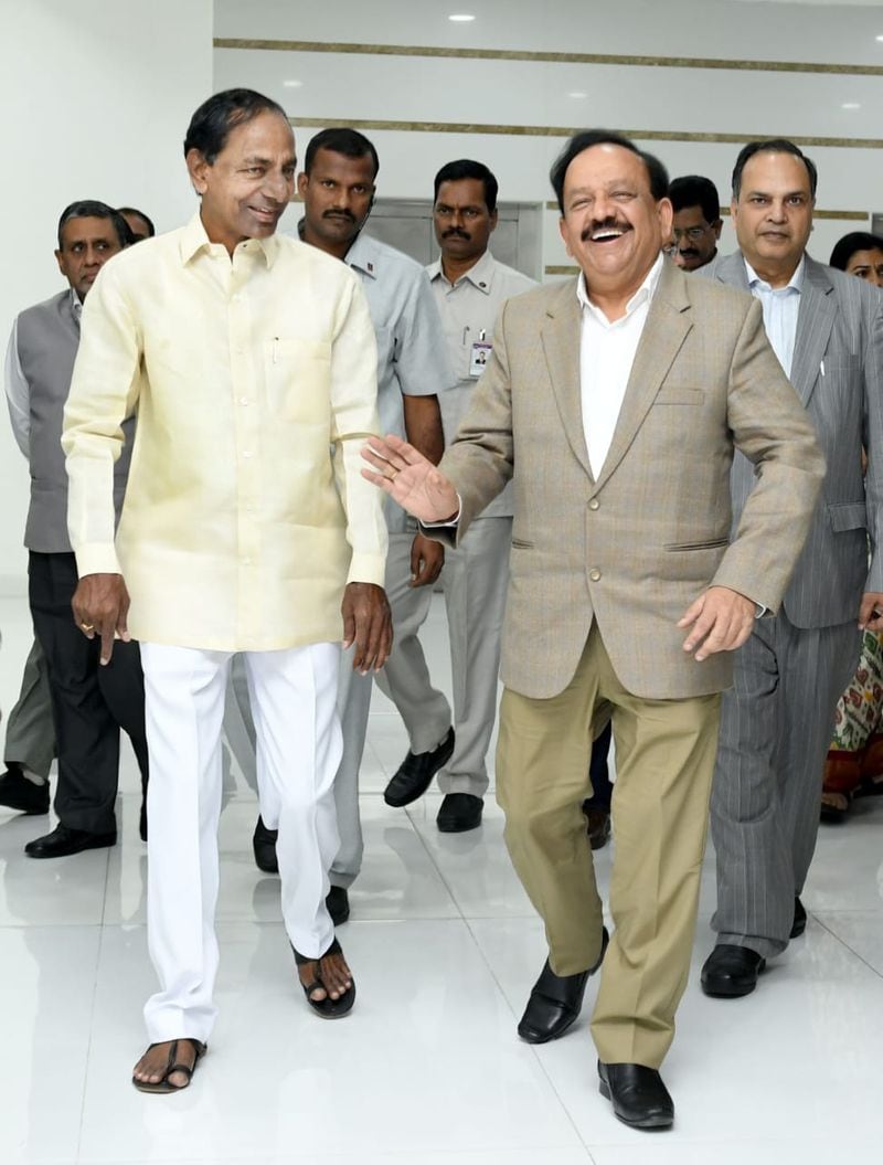 కేంద్రమంత్రి హర్ష్వర్థన్తో సీఎం కేసీఆర్ భేటీ (ఫోటోలు)