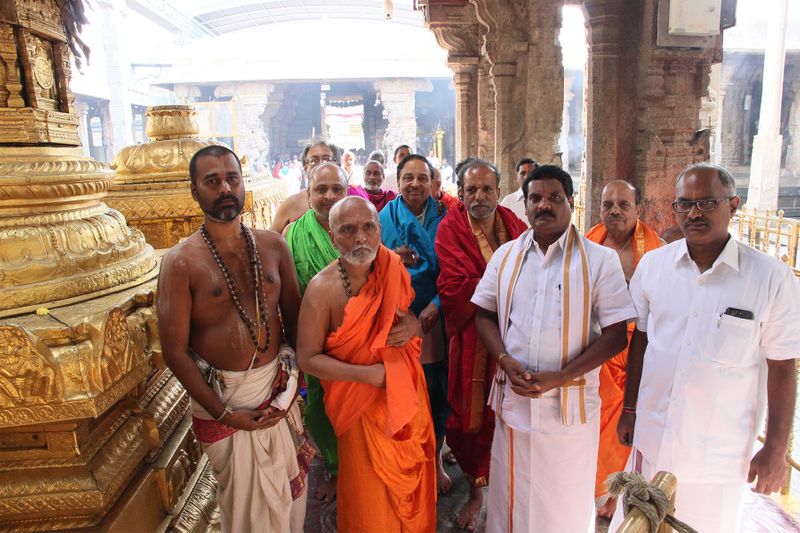 తిరుమలలో ప్రత్యేకపూజలు నిర్వహించిన కుందాపుర వ్యాసరాజ మఠం (ఫోటోలు)
