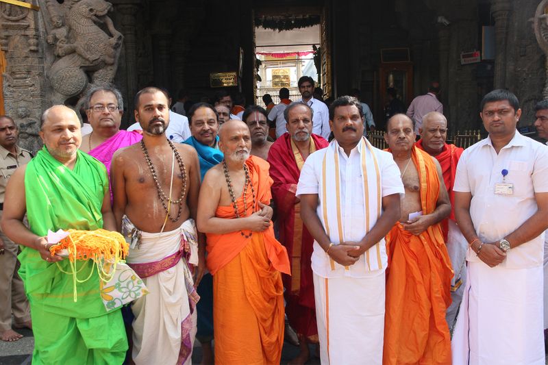 తిరుమలలో ప్రత్యేకపూజలు నిర్వహించిన కుందాపుర వ్యాసరాజ మఠం (ఫోటోలు)
