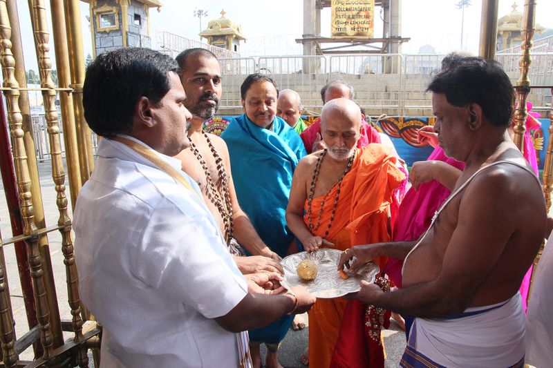 తిరుమలలో ప్రత్యేకపూజలు నిర్వహించిన కుందాపుర వ్యాసరాజ మఠం (ఫోటోలు)