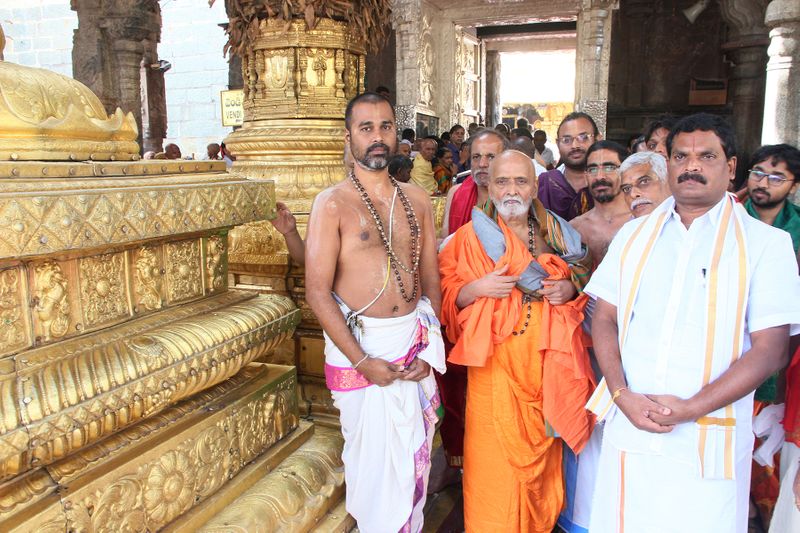 తిరుమలలో ప్రత్యేకపూజలు నిర్వహించిన కుందాపుర వ్యాసరాజ మఠం (ఫోటోలు)