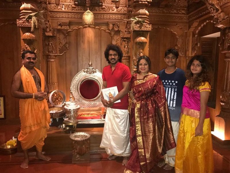 ಚಿತ್ರ ನಟ ಉಪೇಂದ್ರ ಹಾಗೂ ಪತ್ನಿ ಪ್ರಿಯಾಂಕ ಹಾಗು ಮಕ್ಕಳೊಂದಿಗೆ ಮಠದಲ್ಲಿ