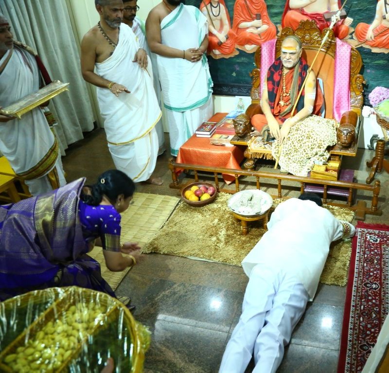 స్వరూపానందేంద్ర స్వామికి కేసీఆర్ సాష్టాంగ నమస్కారం (ఫొటోలు)