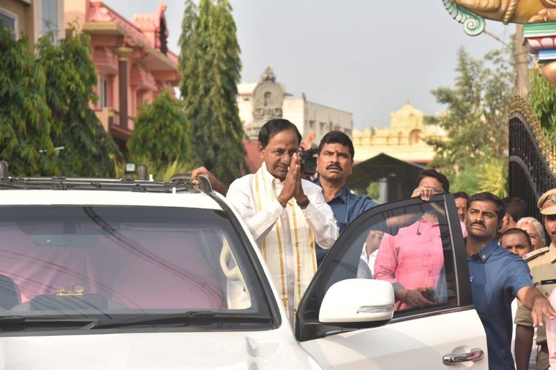 స్వరూపానందేంద్ర స్వామికి కేసీఆర్ సాష్టాంగ నమస్కారం (ఫొటోలు)