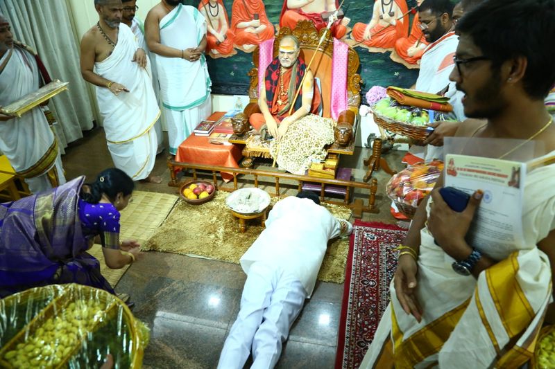 స్వరూపానందేంద్ర స్వామికి కేసీఆర్ సాష్టాంగ నమస్కారం (ఫొటోలు)