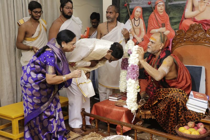 స్వరూపానందేంద్ర స్వామికి కేసీఆర్ సాష్టాంగ నమస్కారం (ఫొటోలు)