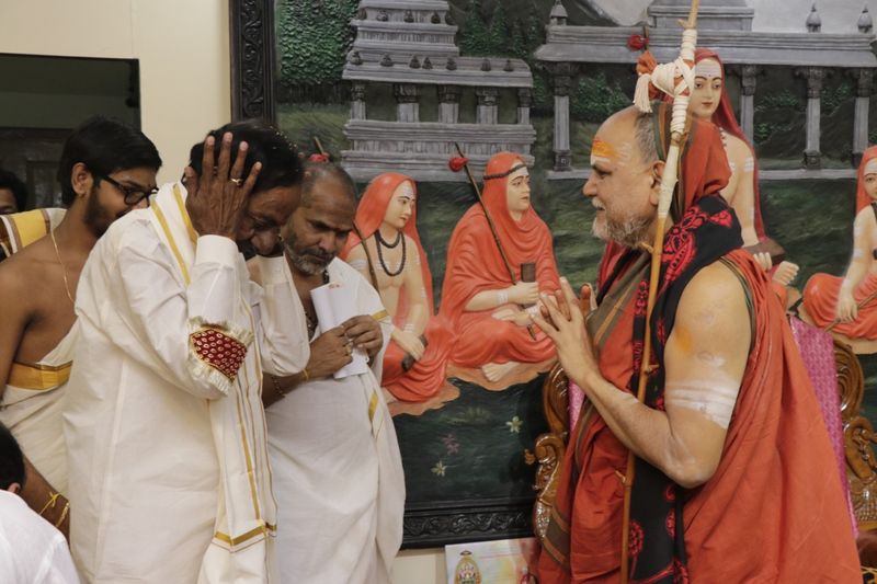 స్వరూపానందేంద్ర స్వామికి కేసీఆర్ సాష్టాంగ నమస్కారం (ఫొటోలు)
