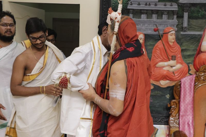 స్వరూపానందేంద్ర స్వామికి కేసీఆర్ సాష్టాంగ నమస్కారం (ఫొటోలు)
